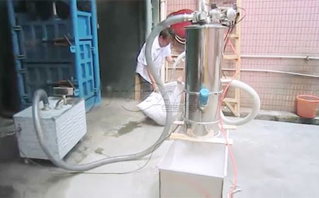 粉狀助濾劑客戶使用真空上料機(jī)工作現(xiàn)場(chǎng)