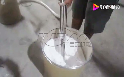 化工粉末客戶使用真空上料機(jī)工作現(xiàn)場