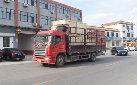 再走一批！巨寶機(jī)電外貿(mào)振動(dòng)篩裝車發(fā)貨現(xiàn)場