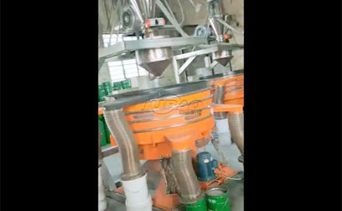 圓形搖擺篩分機(jī)客戶篩分工作現(xiàn)場