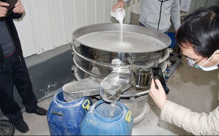 山東客戶考察化工原料振動(dòng)篩并現(xiàn)場(chǎng)觀看試機(jī)效果