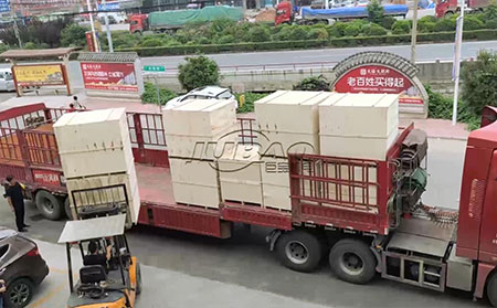 我公司外貿(mào)振動篩集裝箱裝車發(fā)往云南