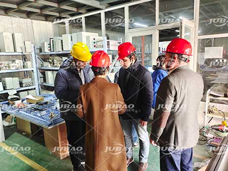 國外客戶客戶到廠試真空上料機(jī)、防爆型無塵投料站